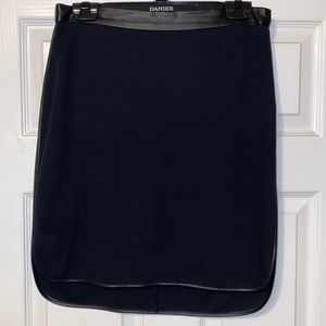 Pre-owned Club Monaco black casual skirt, size 6